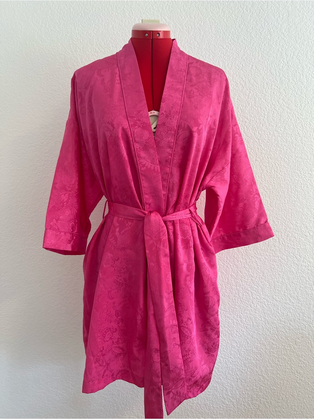 Valerie Stevens Vibrant Hot Pink Satin Kimono Robe with Tie Belt Small